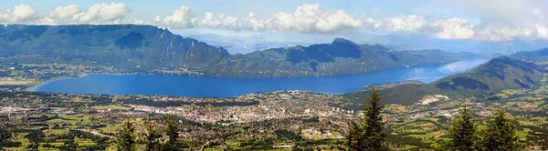 Fransız Alpleri'ndeki Bourget Gölü ve Aix-les-Bains'in panoramik manzarası.                  