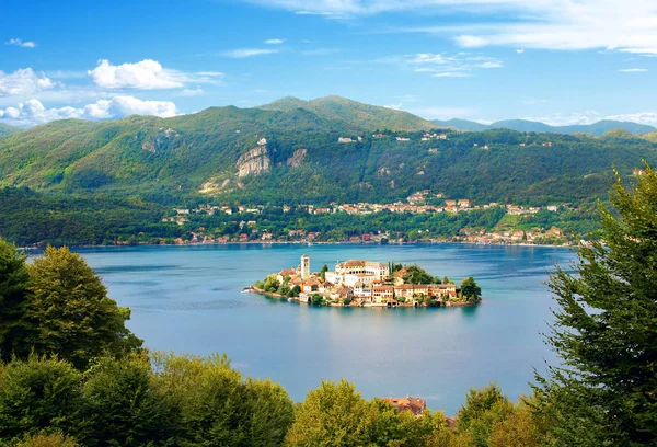 Orta Göl ve Toskana'daki Saint-Jules adası, İtalya.                  