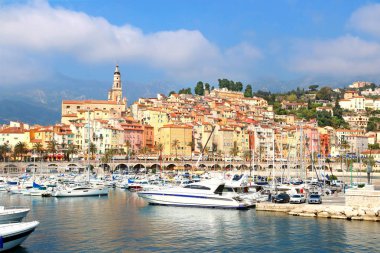 Fransa'da Rivera üzerinde Menton ve marina ocher şehir.