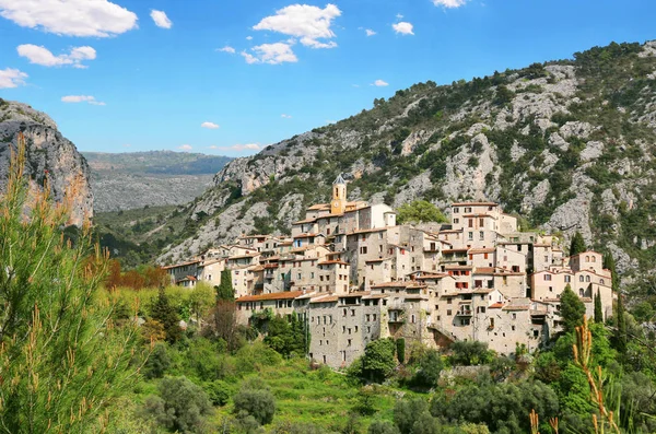 Menton yakınlarındaki Fransız Rivierası tepelerinde Peillon tünemiş köy.