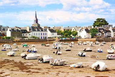 Locmariaquer, Brittany önünde düşük gelgit mahsur tekneler                   