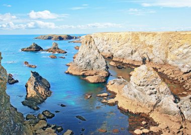 Aiguilles de Port Coton denilen kayalık sahil, Brittany, Fransa                 
