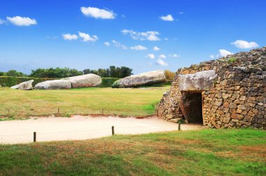 Locmariaquer, Brittany, Fransa'da tumulus girişi ve kırık dolmen                   