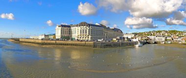 Normandiya'da Trouville rıhtımı ve kumarhanesi, Fransa.                