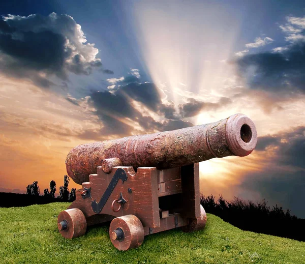 Alte Rostige Kanone Himmel Hintergrund Evoziert Gewalt — Stockfoto