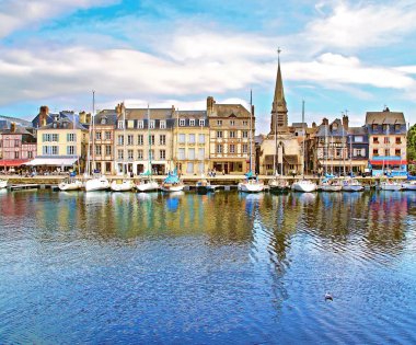 Quays ve Honfleur limanının evleri, Normandiya, Fransa.                  