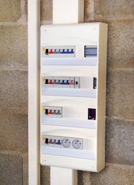 Kesme cihazları içeren elektrikli ev dolabı.                