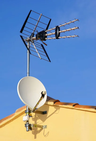 Телевизионные Антенны Крыше Дома — стоковое фото