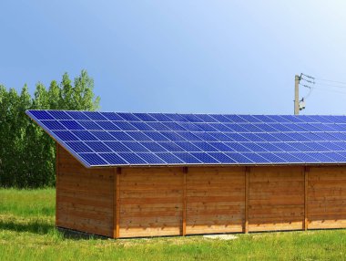 Hangar elektrik enerjisi üretmek için fotovoltaik paneller ile donatılmış.                     