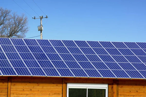 Elektrik üretimi için barakada fotovoltaik paneller. 
