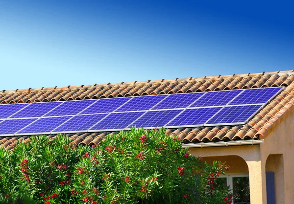 Panneaux Photovoltaïques Sur Une Maison — Photo