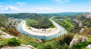 Occitania, Fransa'daki Nmes garrigues'de Gard nehri kıvrımlısı.                   