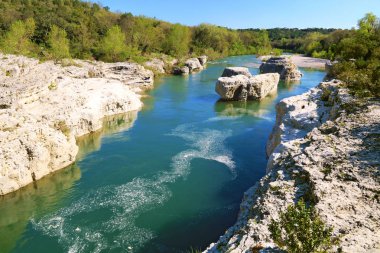 Provence Fransa'da kireçtaşı yatağında Nehir
