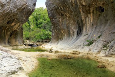 Occitanie Gard'daki Sonuç Kanyonu'ndaki kayaların erozyonu, 