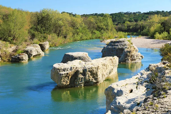 Occitanie Fransa'da La Roque-sur-Cze Nehri Cze kayaların erozyon