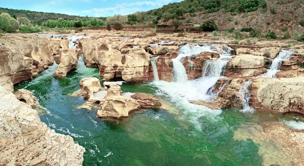 Gard Cze nehri üzerinde Sautadet şelaleler, Fransa.                       