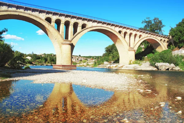 Reflexion Der Collias Steinbrücke Über Dem Garda Fluss Occitanien Frankreich — Stockfoto