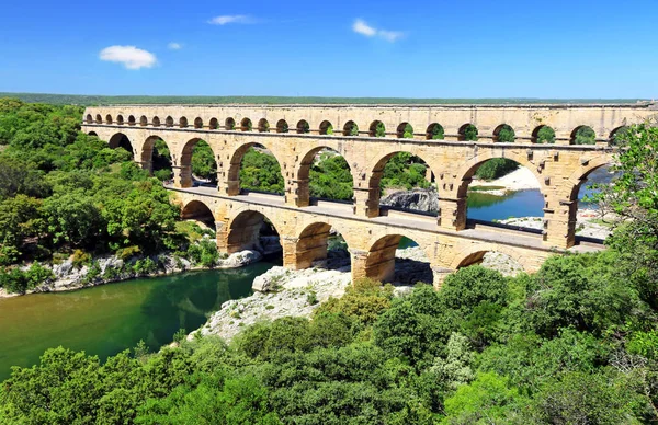 Occitanie, Fransa'da Gard nehri üzerindeki Gard köprüsü.