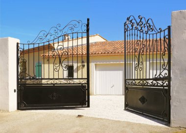 Otomatik açılış evi giriş kapısı             
