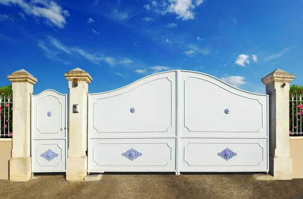Μπλε Μεταλλική Πύλη Και Μικρή Γειτονική Πόρτα Για Καλοκαιρινό Φόντο — Φωτογραφία Αρχείου