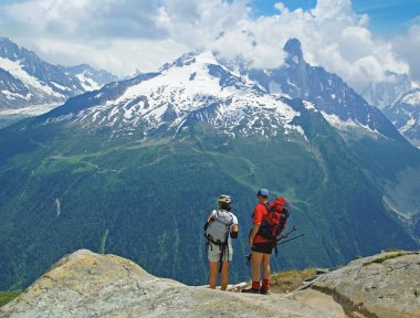 Mont Blanc sıradağlarına bakan yürüyüşçüler.                 