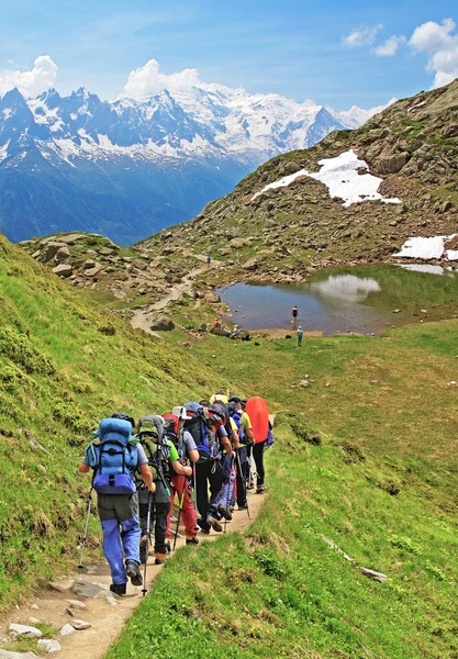 高山小径上的徒步旅行者 — 图库照片