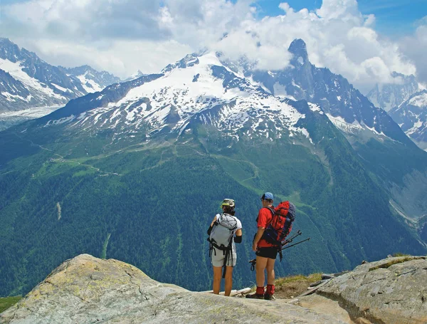 Caminhantes Olhando Para Cordilheira Mont Blanc — Fotografia de Stock