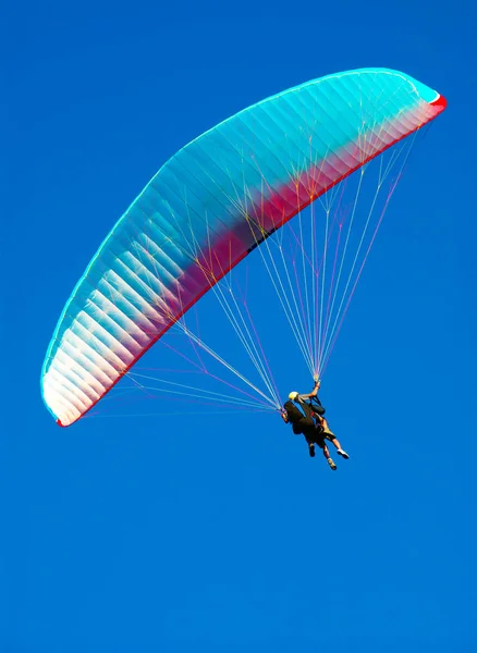 Paragliding Vlucht Naar Twee Mensen Blauwe Hemel — Stockfoto