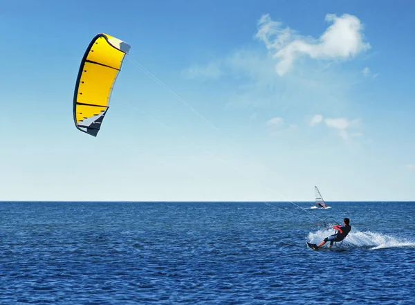 Pratique Windsurf Mar Calmo — Fotografia de Stock