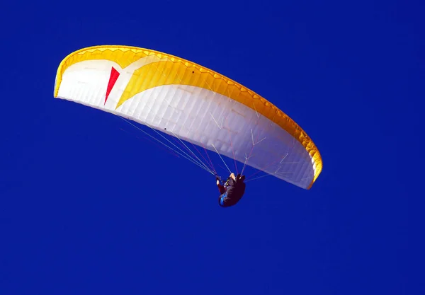 Batan Güneşte Yamaç Paraşütü — Stok fotoğraf