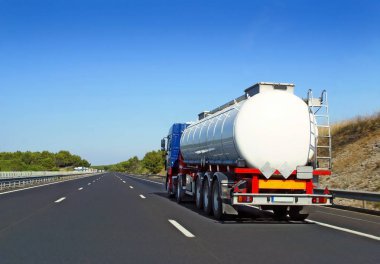 Tanker kamyonu ile karayolu taşımacılığı.  
