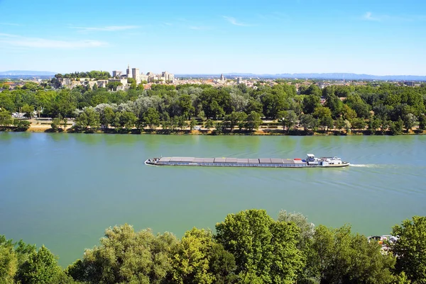 Schifffahrt Auf Der Rhone Vor Avignon Und Der Stadt Der — Stockfoto