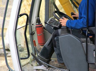 Bir kazıcının sürüş pozisyonu.                