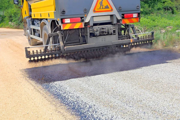  Bir yol inşaatı için bir kamyon tarafından çakıl ve katran Projeksiyonu.                                  