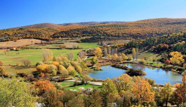 Sonbaharda Provencal tepelerde küçük göl, Fransa.