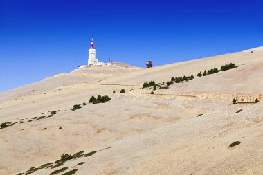 Provence Mont Ventoux tepesinde taş çöl, Fransa.