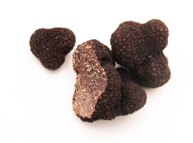 Üç trüf mantarı, biri beyaz arka plan üzerine izole edilmiş bölüm.                