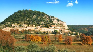 Sonbahar, Provence renklerde sarmaşıklar arasında Sguret köyü.                    