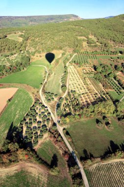 Provencal kırsalüzerinde balon uçuş