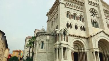 Notre-Dame de Monaco Katedrali, ünlü rock bölgesinde.