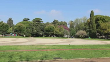 Kamu parkı Akdeniz ağaçlarıyla dolu..