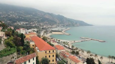 Menton 'daki sahil şeridi. Yat limanının havadan görünüşü.