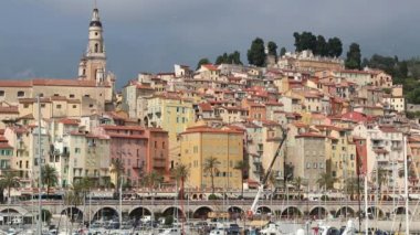 Limandaki Menton evleri.