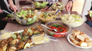 Salatalar, sebzeler ve etler dahil self servis masası..