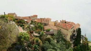 Eze 'de sisli havada sahilin havadan görüntüsü. La France.