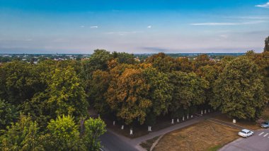 Ağaçlar sarı açmak için başlar, sonbahar başlangıcı, hava fotoğrafçılığı