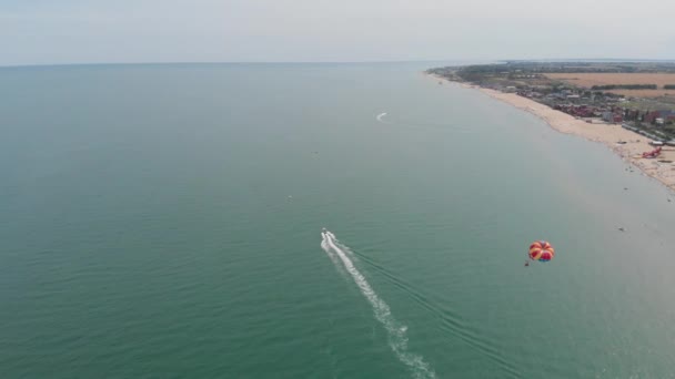 一架无人驾驶飞机在黑海上空的伞兵后面飞行 — 图库视频影像
