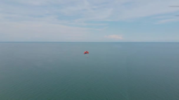 Drone Som Flyr Bak Fallskjermjeger Svartehavet – stockvideo