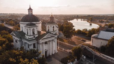 Sonbahar şehrinin arka planında eski mimari bina, hava fotoğrafçılığı.