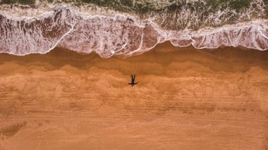 Kumsalda tek başına, karantina sırasında boş kumsal, Karadeniz, hava fotoğrafçılığı.